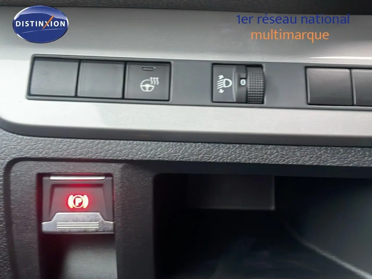 Détail du tableau de bord du Citroën Jumpy Long L3 2025, avec bouton de frein à main électronique et commandes d’éclairage.