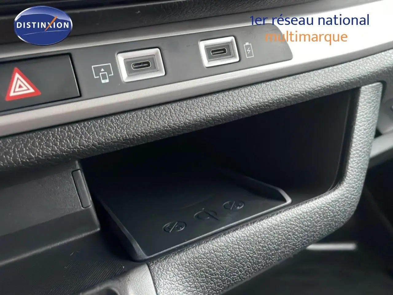 Gros plan sur la console centrale noire du Citroën Jumpy Long L3, montrant ports USB et zone de recharge sans fil.