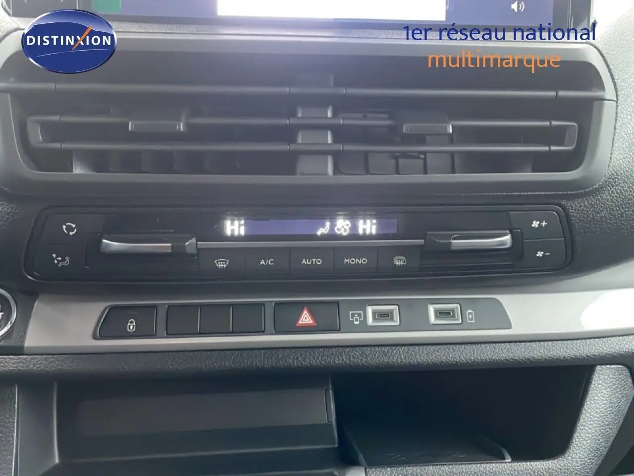 Vue rapprochée du tableau de bord avec commandes de climatisation et prises USB du Citroën Jumpy Long gris titane 2025.