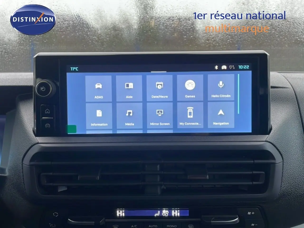 Écran tactile central du tableau de bord du Citroën Jumpy Long L3 gris titane, affichant les options multimédia et navigation.
