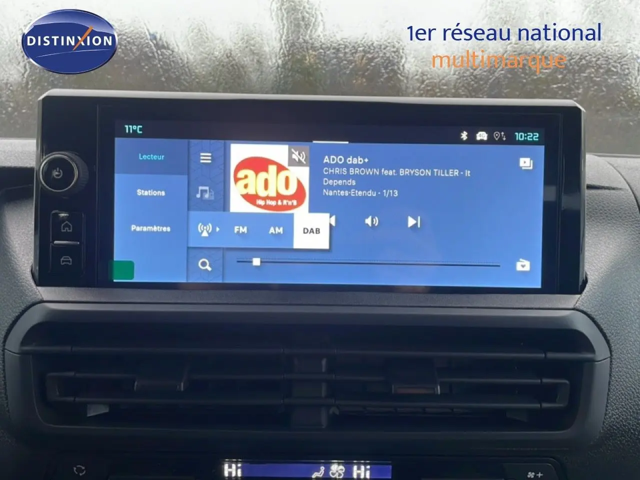 Écran tactile central du tableau de bord du Citroën Jumpy Long L3 2025, affichant la radio DAB et les commandes climatiques.