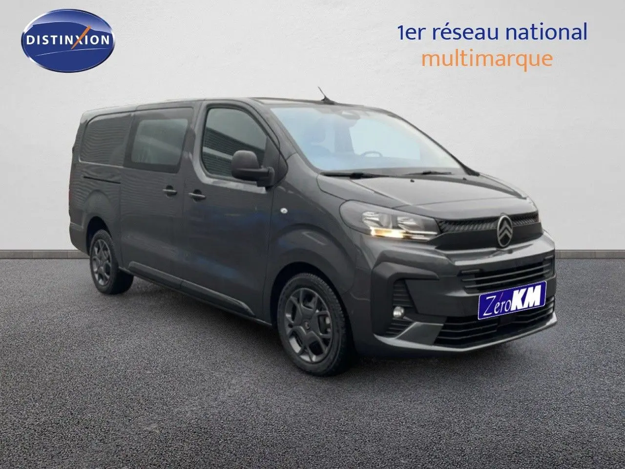 Vue 3/4 avant droit d'un Citroën Jumpy Cabine Approfondie gris titane métal avec calandre noire et feux allumés.