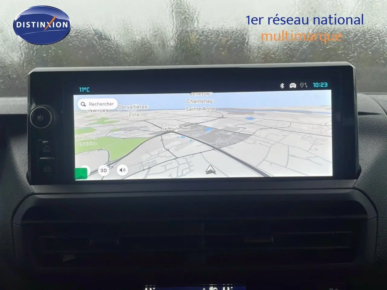 Écran tactile central du tableau de bord du Citroën Jumpy L3 gris titane, affichant une carte de navigation.
