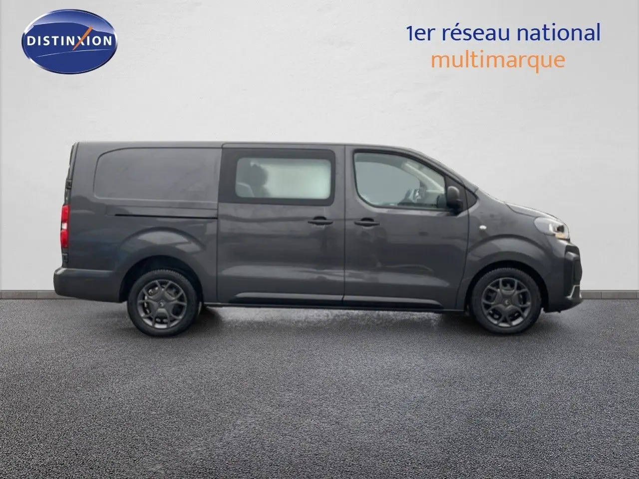 Profil droit d'un Citroën Jumpy Cabine Approfondie gris titane métal, version longue L3, avec vitres teintées arrière.