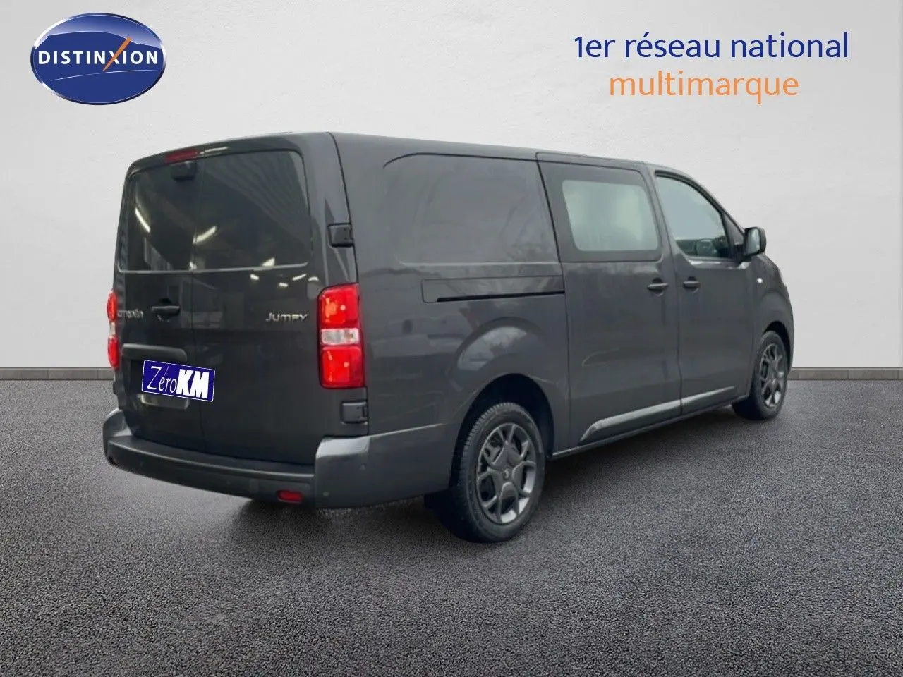 Vue 3/4 arrière droite d'un Citroën Jumpy Cabine Approfondie gris titane métal, fourgon utilitaire long avec vitres teintées.