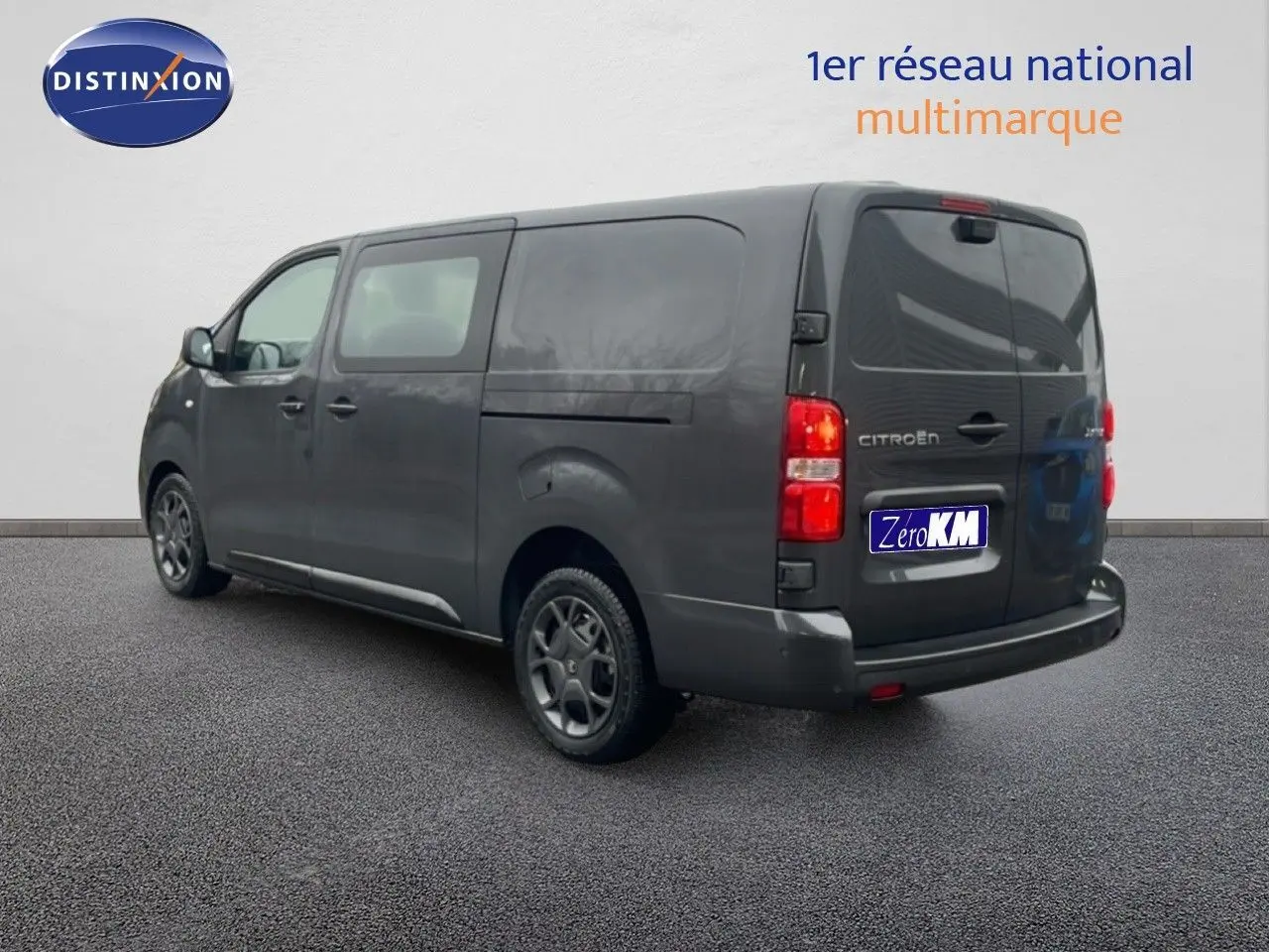 Vue 3/4 arrière droite d'un Citroën Jumpy Cabine Approfondie gris titane métal, fourgon utilitaire long L3.