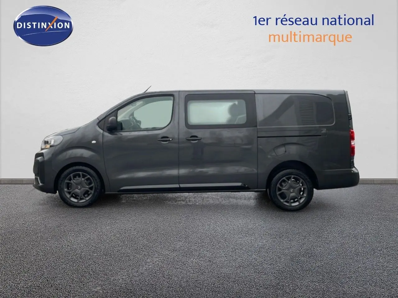 Vue de profil côté gauche d'un Citroën Jumpy Cabine Approfondie gris titane métal, version longue L3 2025.
