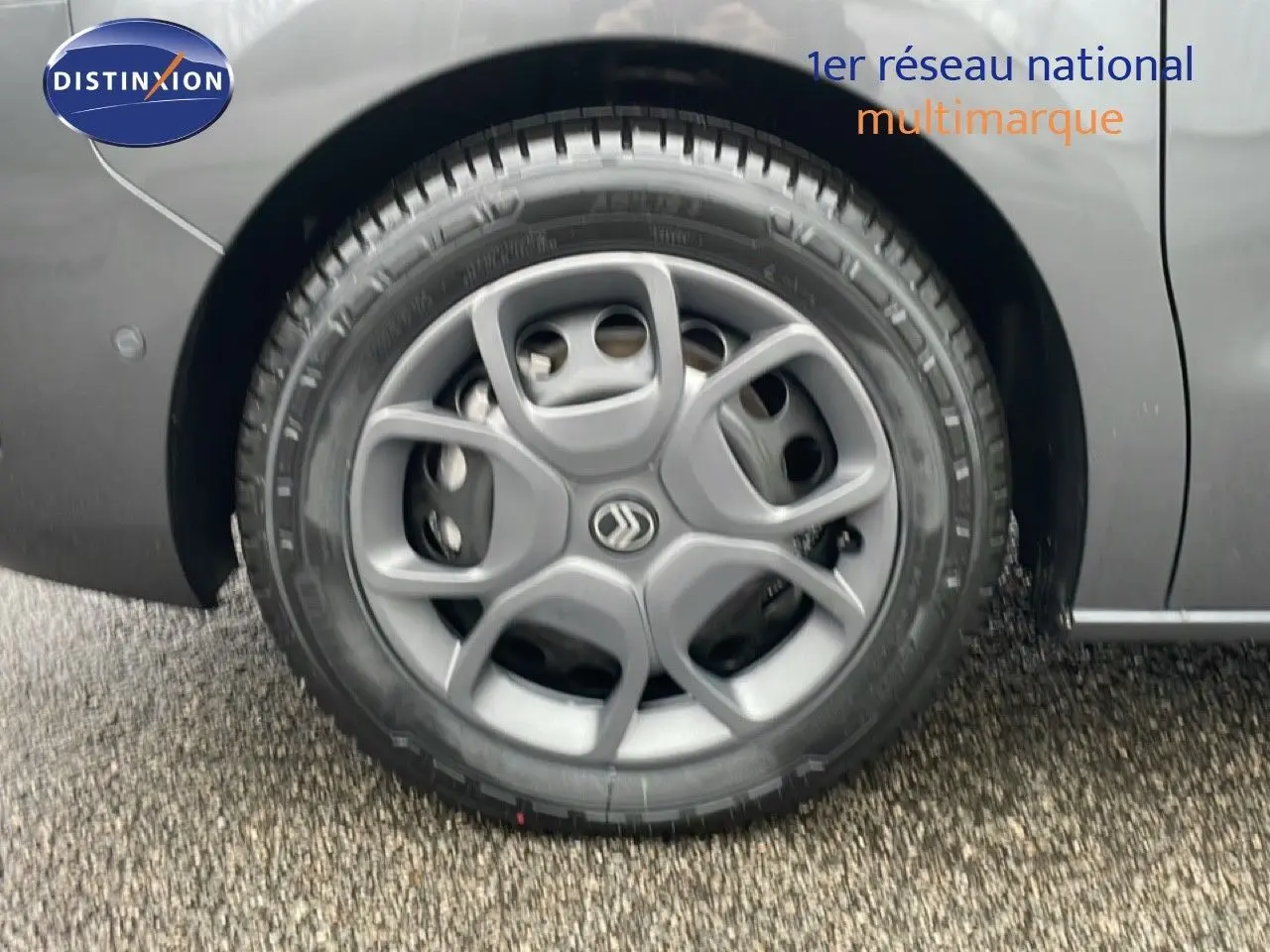 Gros plan sur la roue avant gauche du Citroën Jumpy Cabine Approfondie gris titane métal avec jante spécifique.