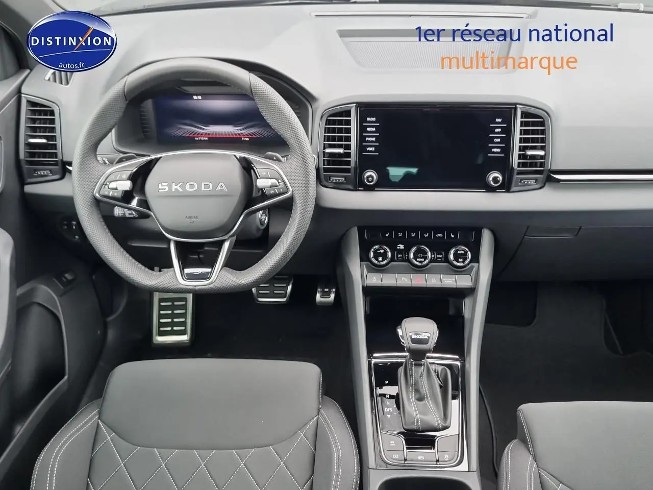 Intérieur noir du Skoda Karoq 1.5 TSI 150 Sportline 2025, vue frontale sur volant, tableau de bord et console centrale.