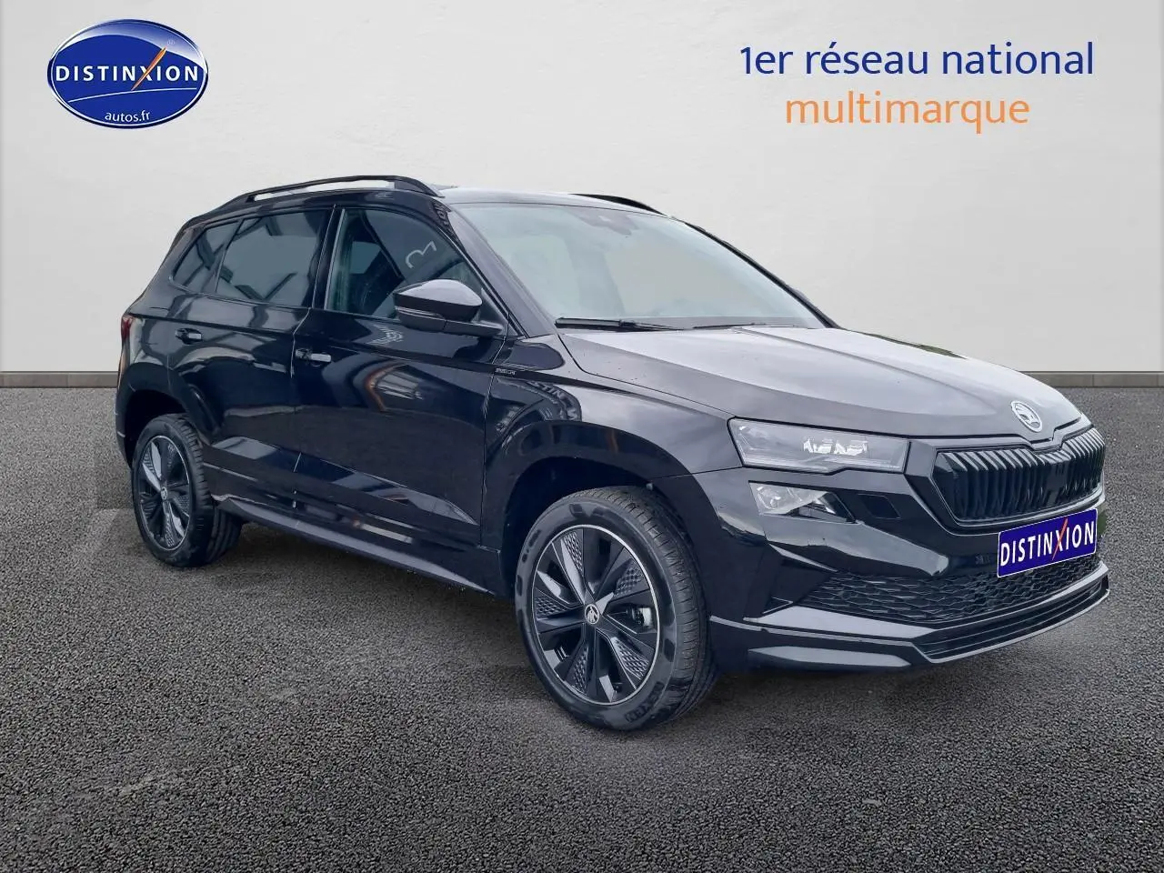 Vue 3/4 avant droite du SUV SKODA KAROQ noir 2025 avec jantes alliage et calandre marquée sportline.