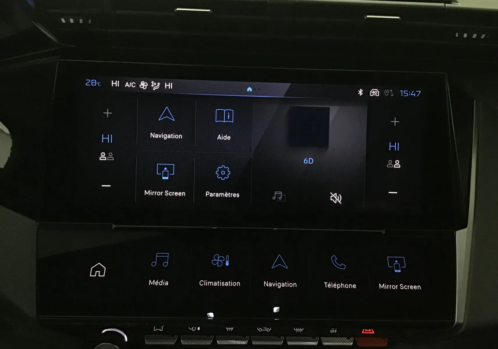 Écran tactile central de la Peugeot 308 2025 montrant les menus Navigation, Aide, Mirror Screen et Paramètres.