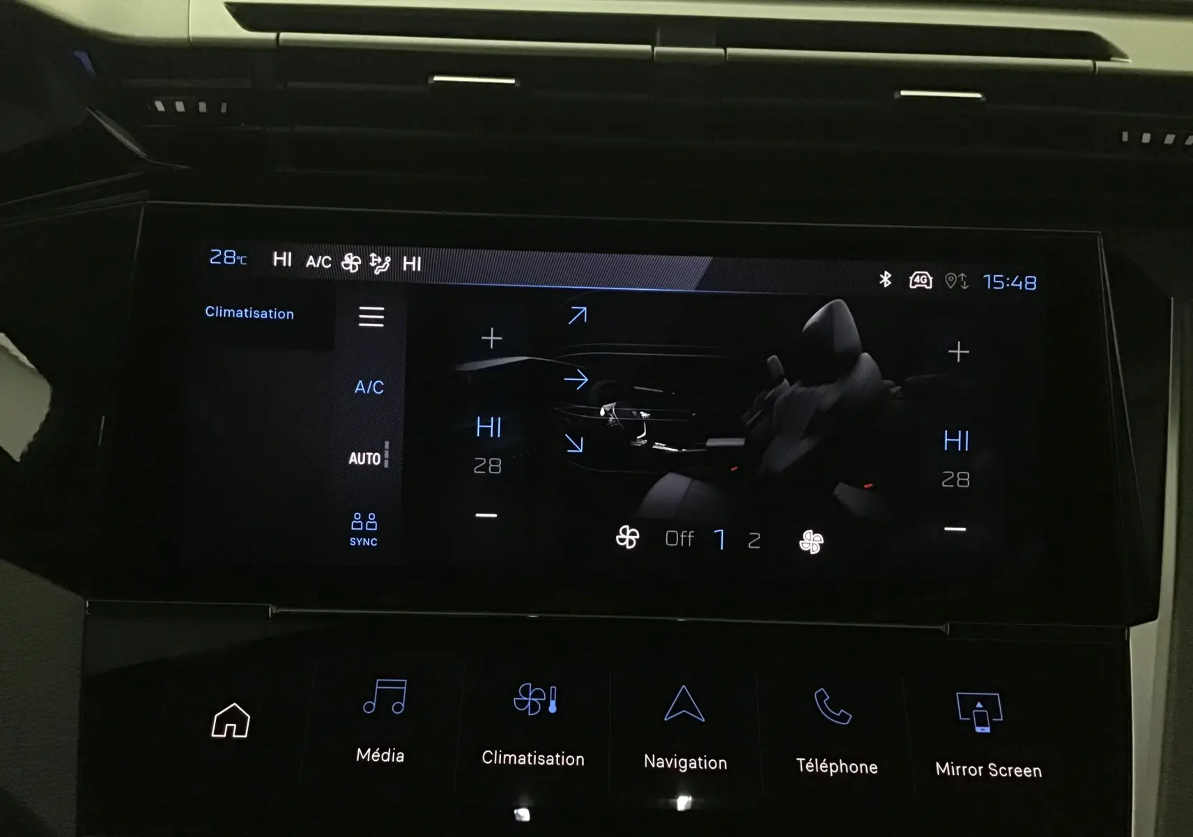 Écran tactile intérieur de la Peugeot 308 2025 gris Artense montrant les réglages de climatisation et fonctions multimédia.