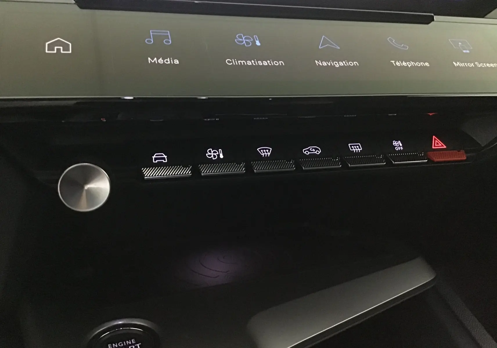 Gros plan sur la console centrale du Peugeot 308 2025, montrant les commandes tactiles et le bouton start/stop.