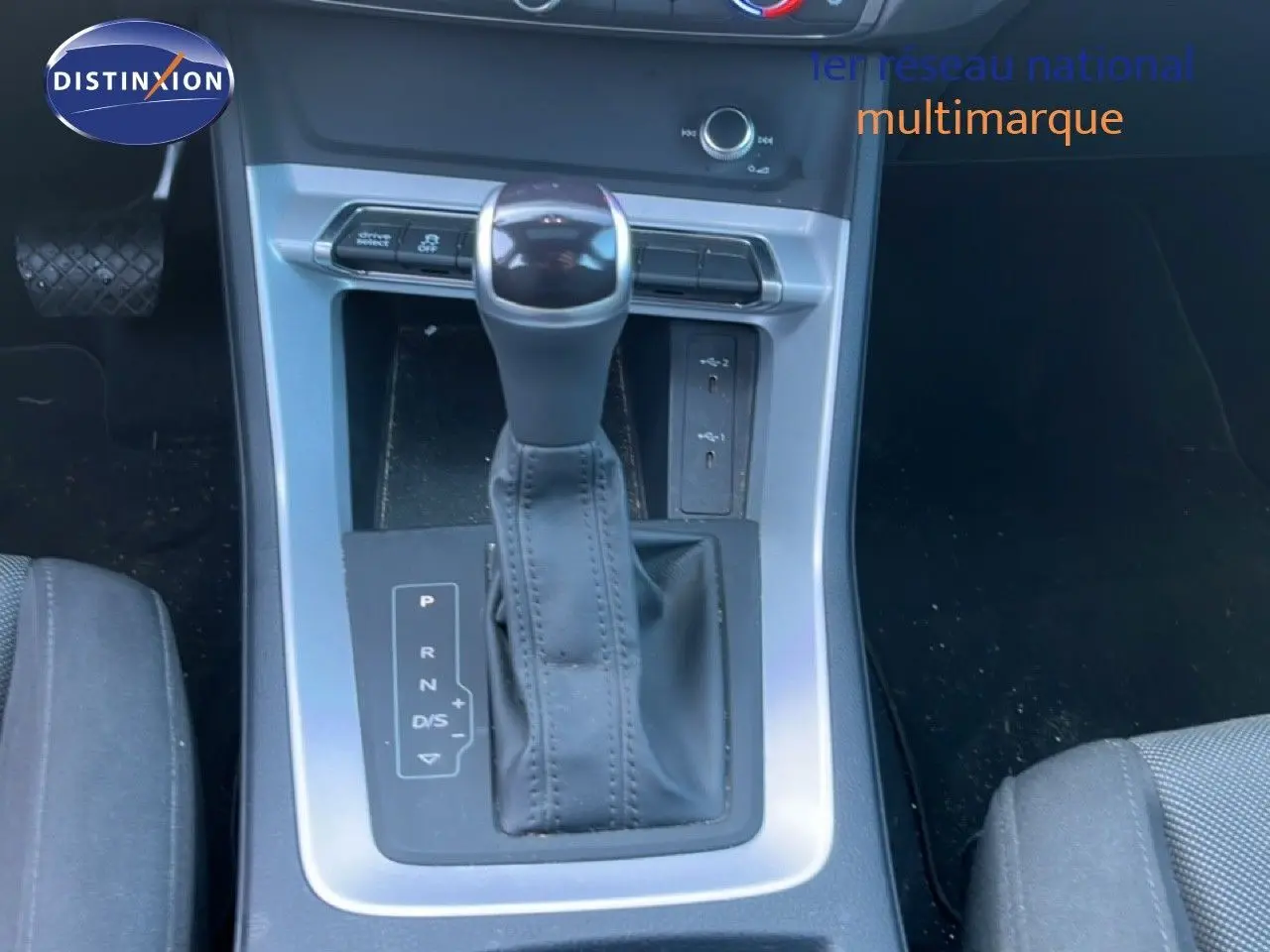 Le levier de vitesses automatique noir de l'Audi Q3 Sportback 2022 vu en gros plan depuis l'intérieur central.