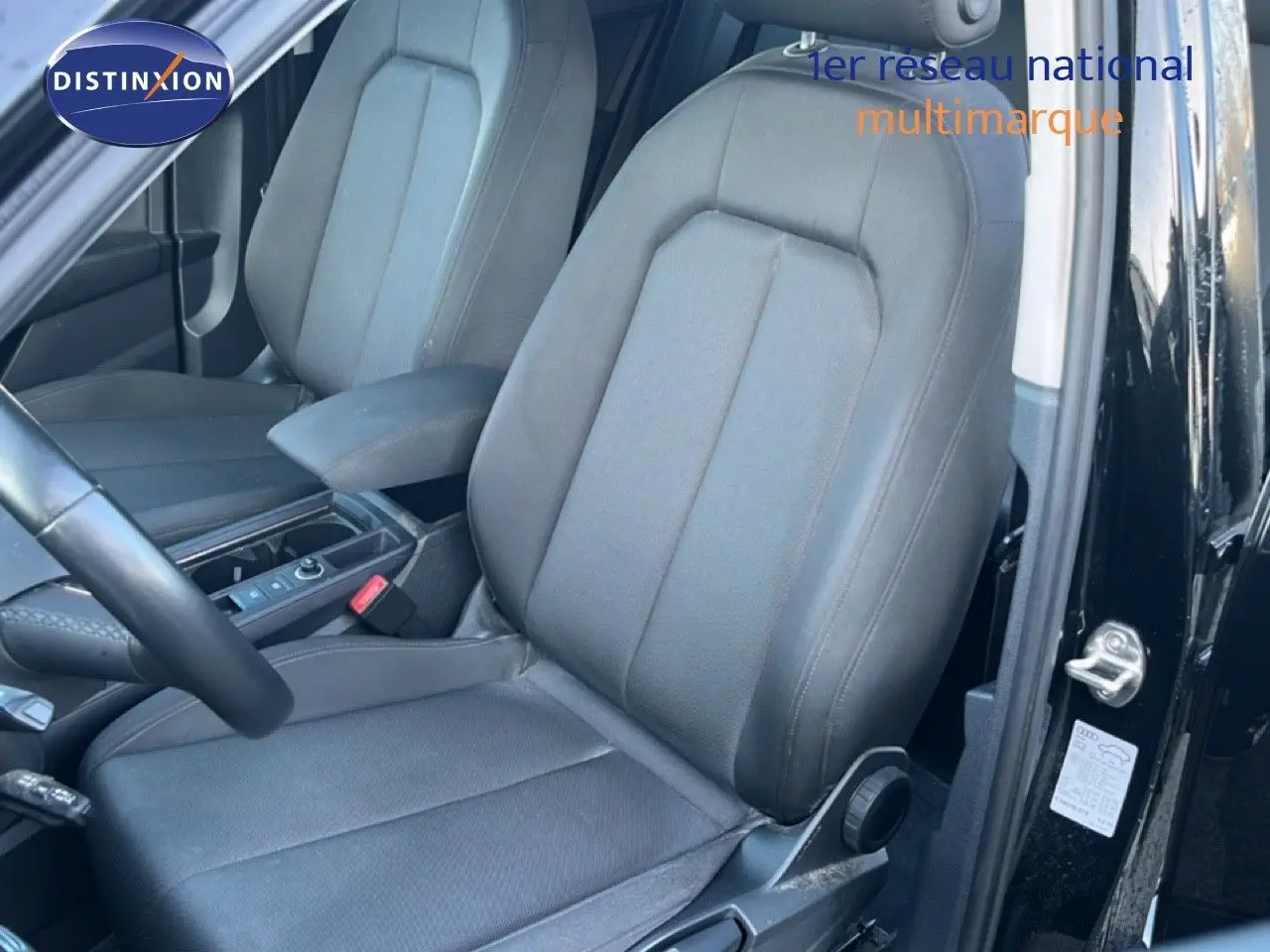 Vue intérieure côté conducteur de l’Audi Q3 Sportback noir 2022, mettant en valeur les sièges avant en tissu gris.