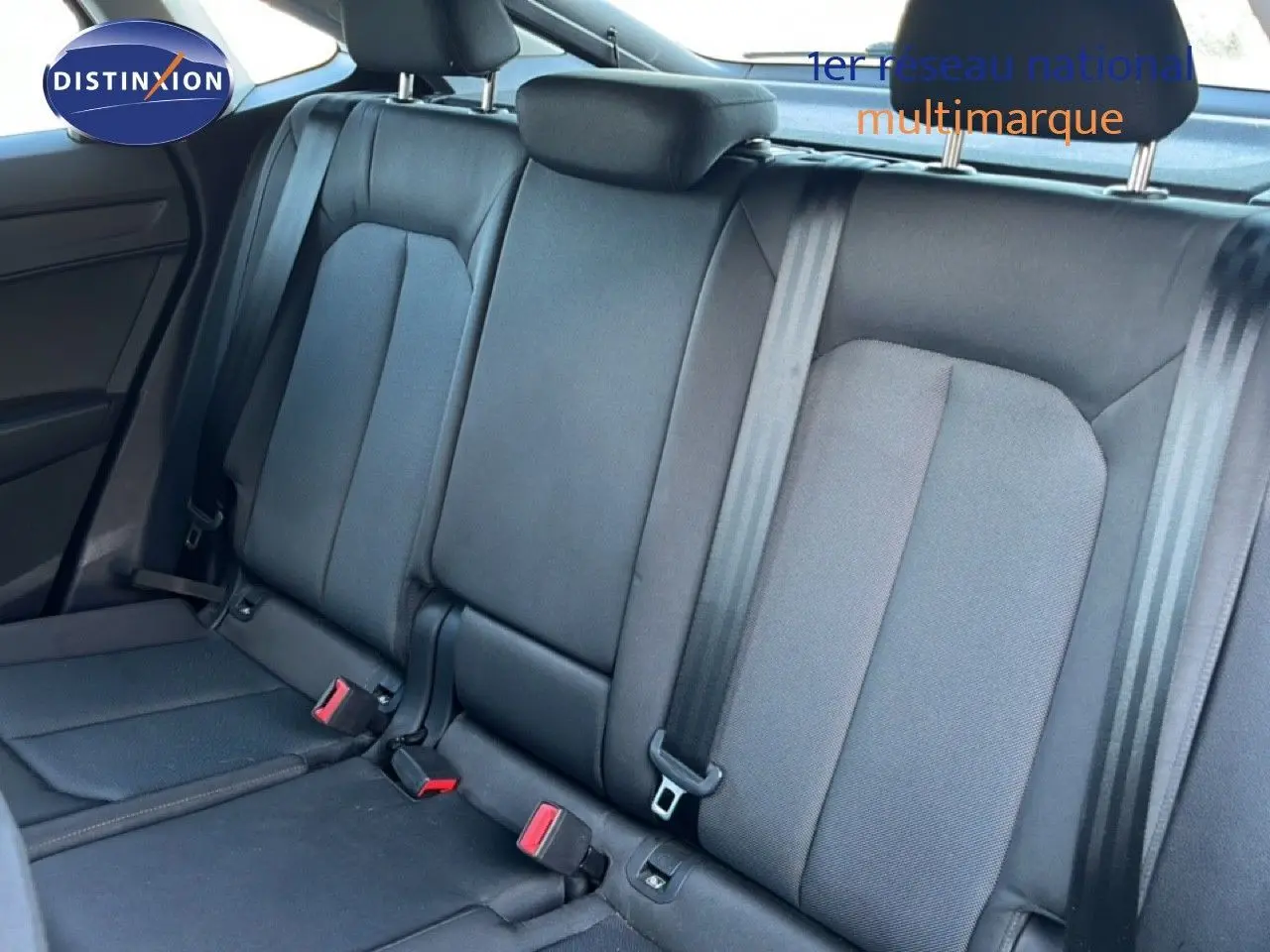 Vue intérieure sur les sièges arrière noirs de l'Audi Q3 Sportback 35 TDI 2022, avec ceintures de sécurité visibles.