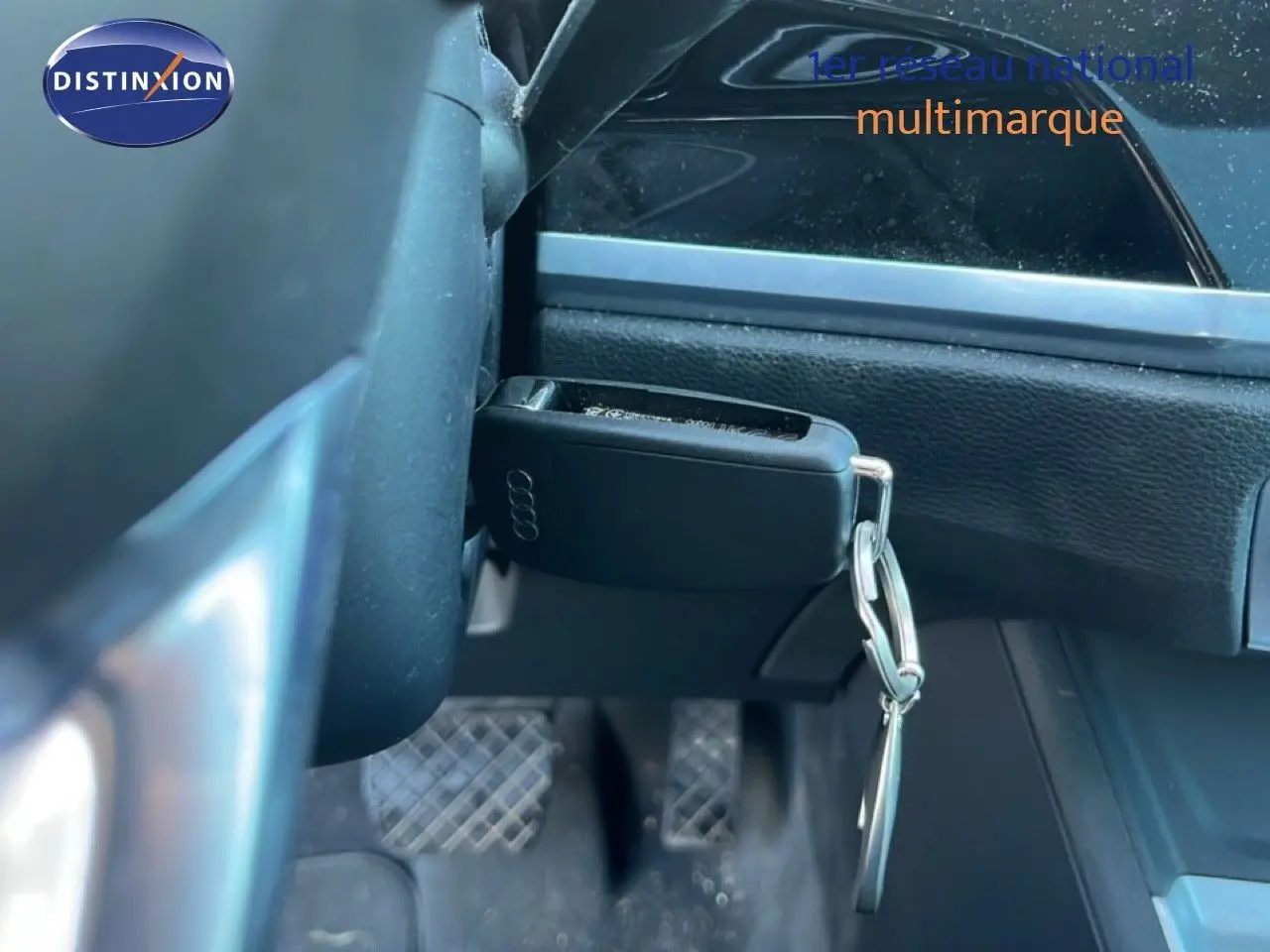 Gros plan sur le contacteur avec clé Audi dans l’habitacle noir d’un Q3 Sportback 35 TDI 2022, côté conducteur.