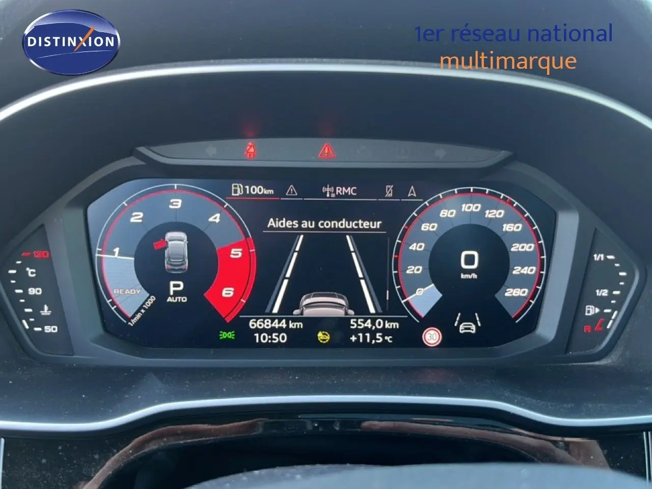 Tableau de bord numérique d’Audi Q3 Sportback noir 2022, affichage des aides à la conduite et compteurs à aiguille stylisés.