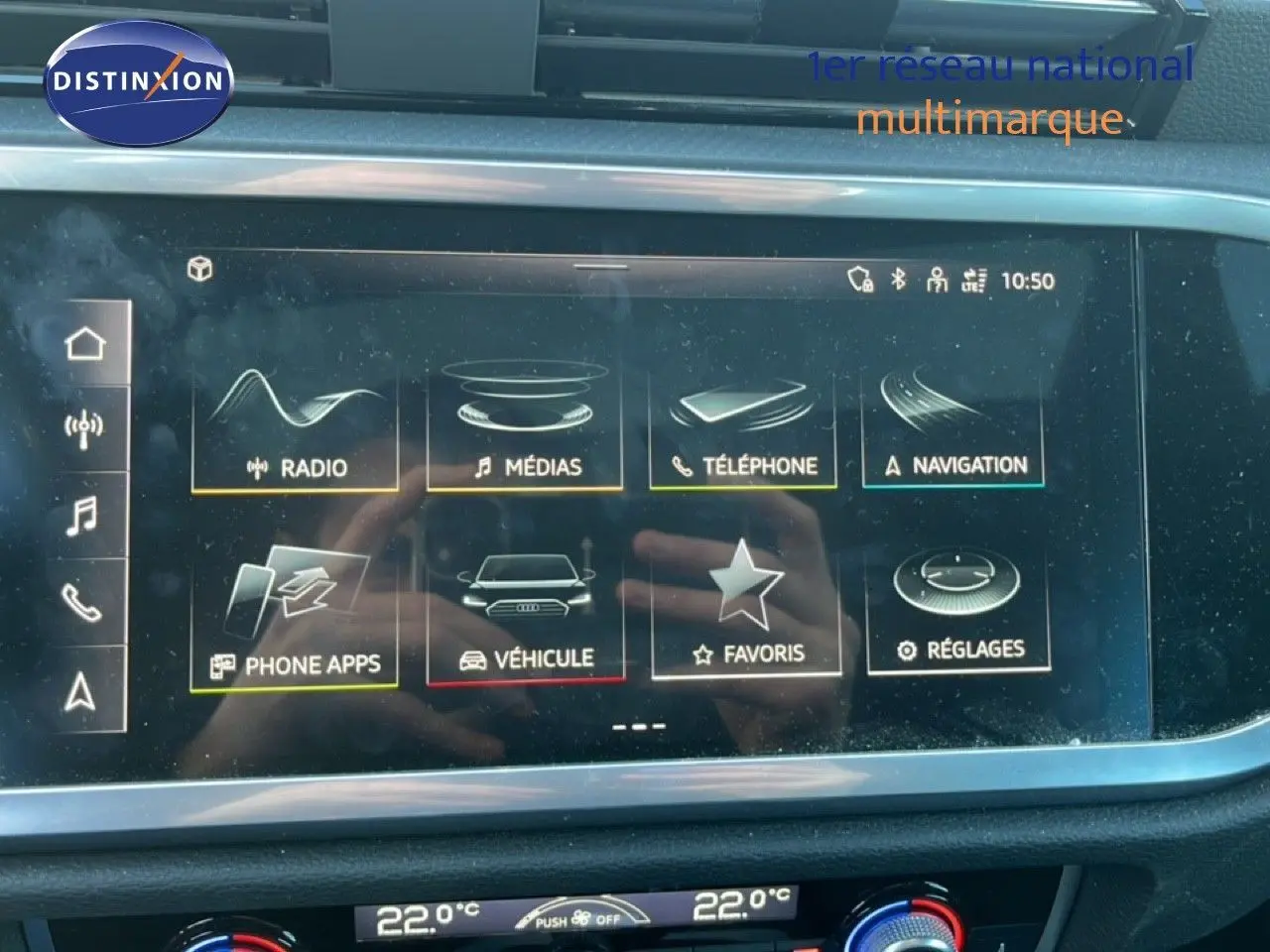 Écran tactile central de l'Audi Q3 Sportback noir 2022 affichant le menu multimédia et la climatisation à 22°C.