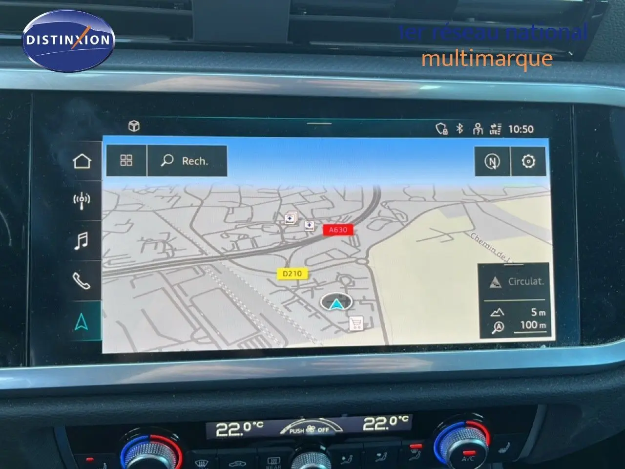 Vue rapprochée de l’écran de navigation et de la console centrale du tableau de bord de l’Audi Q3 Sportback noir 2022.