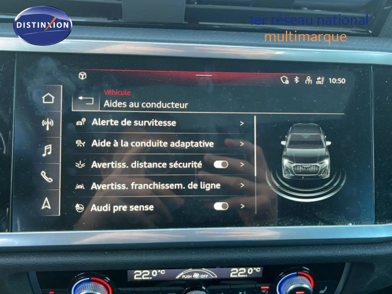Écran tactile intérieur de l'Audi Q3 Sportback noir 2022 montrant les aides à la conduite avec interface moderne.