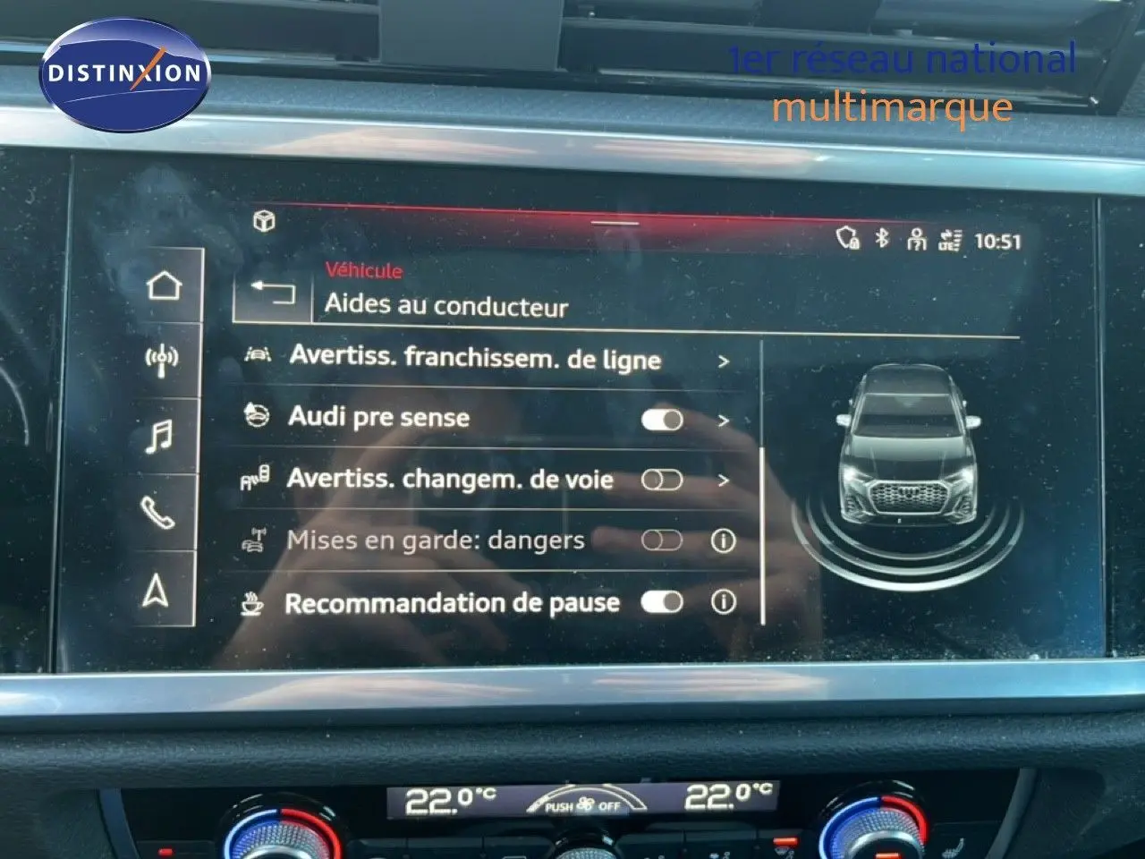Écran central de l'Audi Q3 Sportback 35 TDI 150 S-Line 2022 affichant les aides au conducteur, intérieur noir.