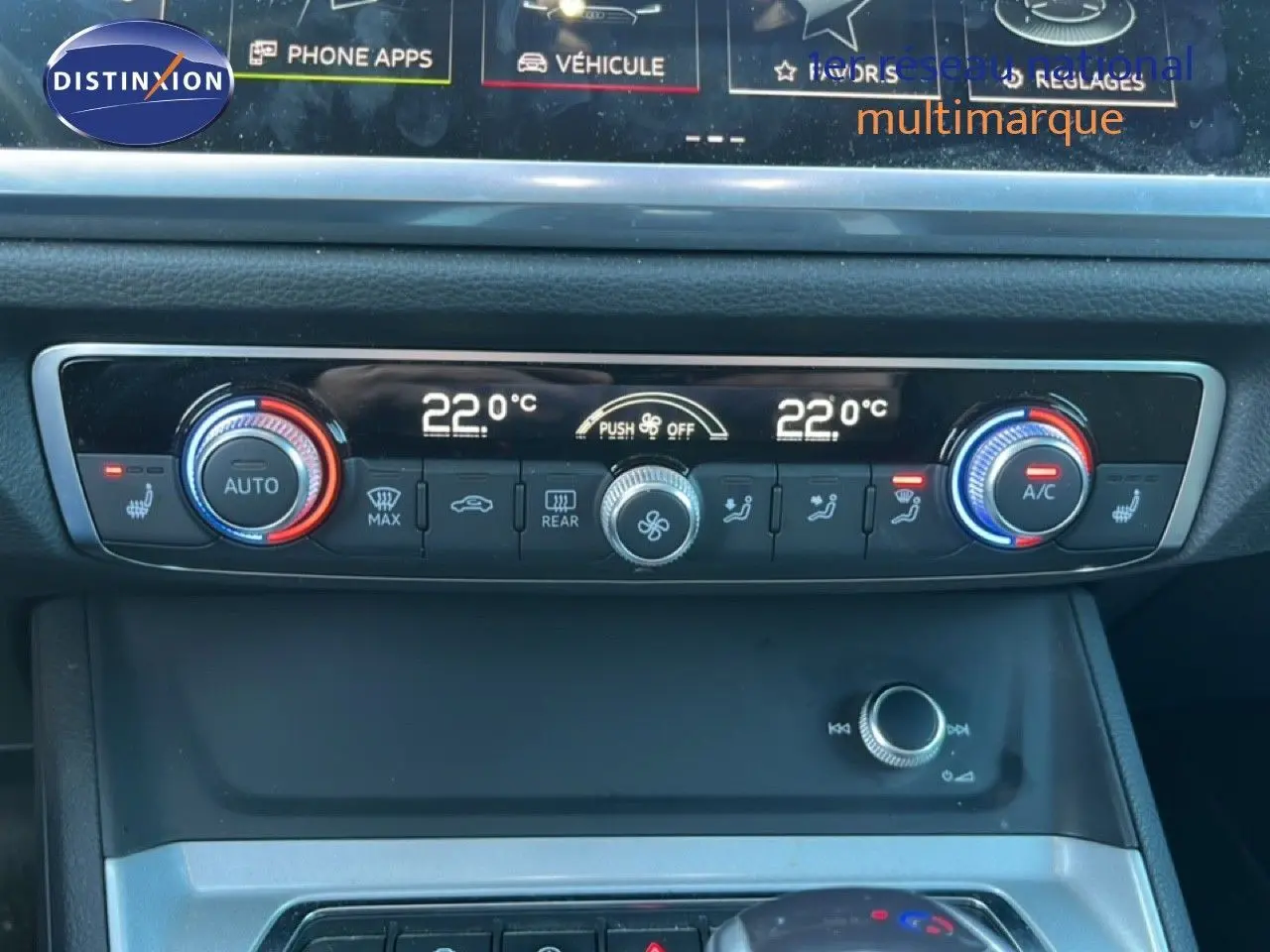Détail de la console centrale de l’Audi Q3 Sportback noir 2022, montrant les commandes de climatisation digitale avec affichage à 22°C.