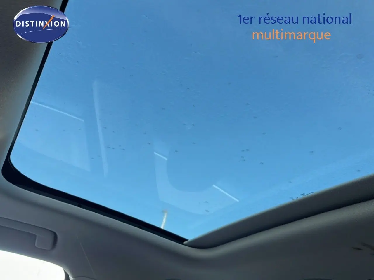 Toit panoramique en verre de l'Audi Q3 Sportback noir 2022, vue intérieure vers le ciel bleu.