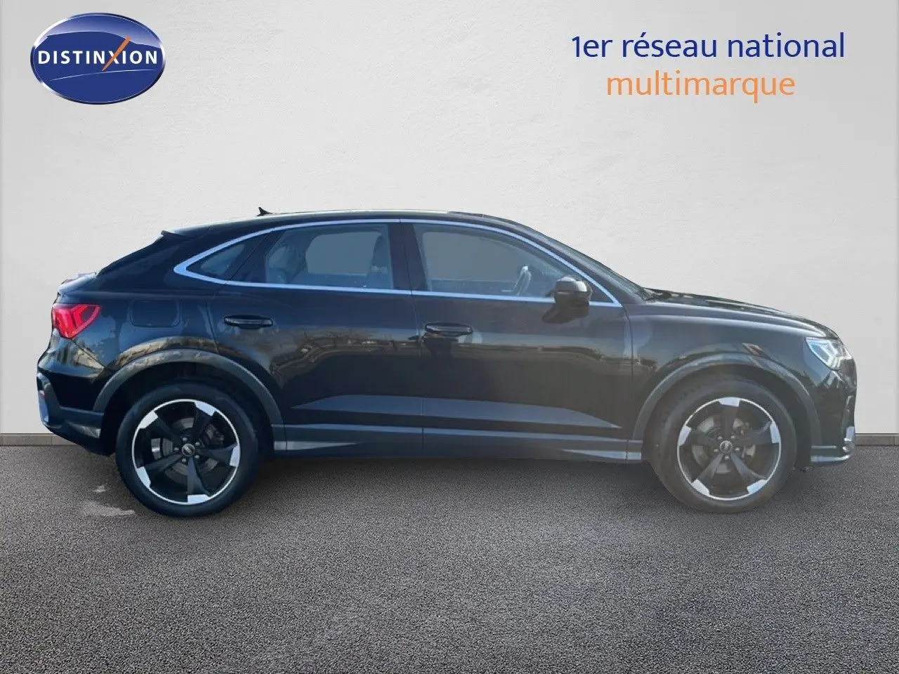 Audi Q3 Sportback noir vue de profil côté gauche, soulignant ses jantes noires et sa silhouette dynamique.