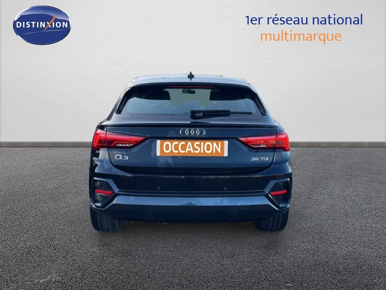 Vue arrière d'un Audi Q3 Sportback noir 2022 avec feux LED et badge 35 TDI visible sur un sol gris.