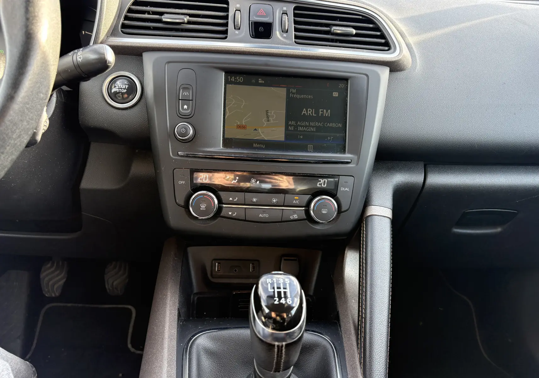 Vue intérieure du tableau de bord du Renault Kadjar 2015 avec boîte manuelle et écran multimédia central.