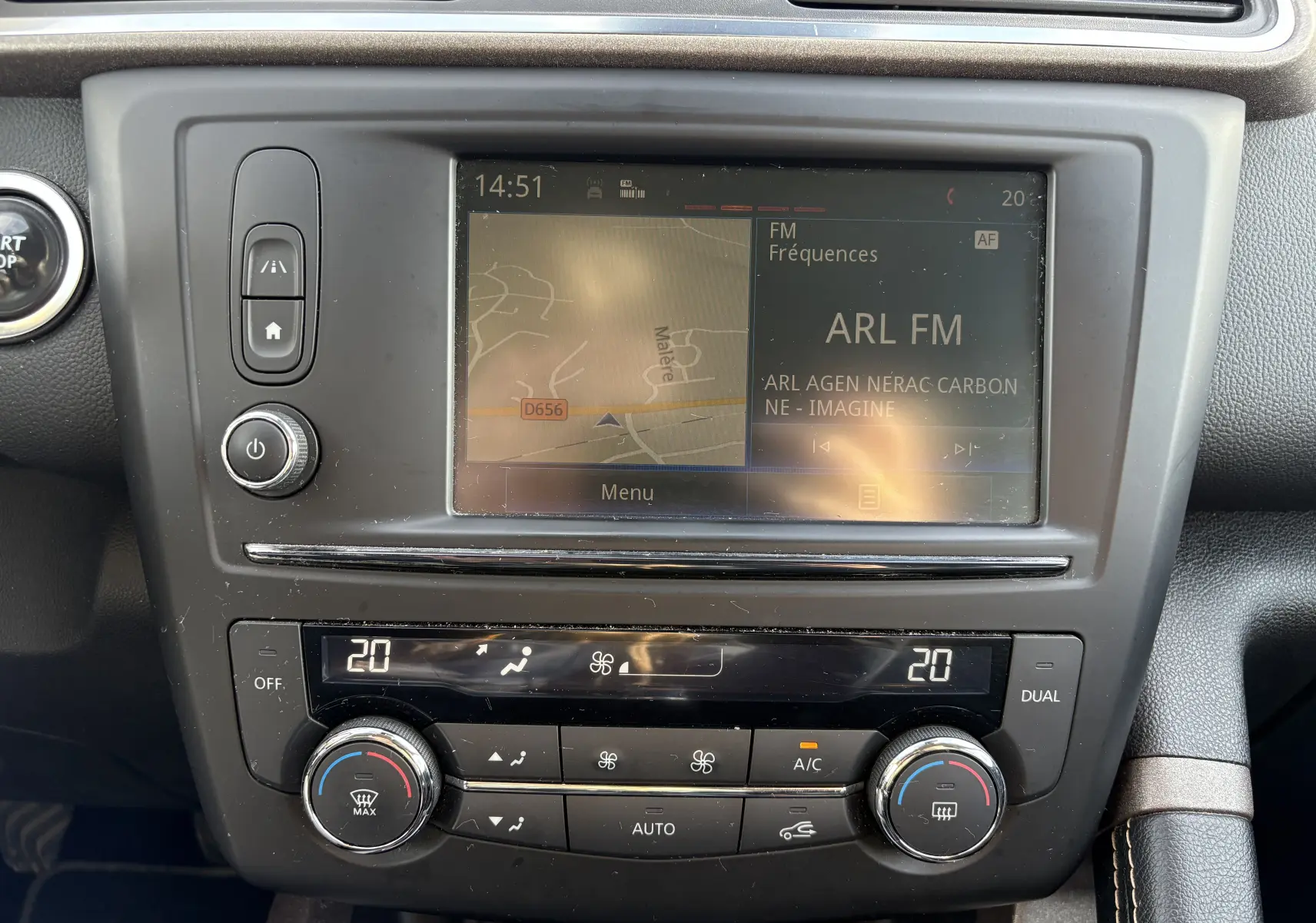 Vue rapprochée du tableau de bord du Renault Kadjar blanc 2015, avec écran tactile et commandes de climatisation.