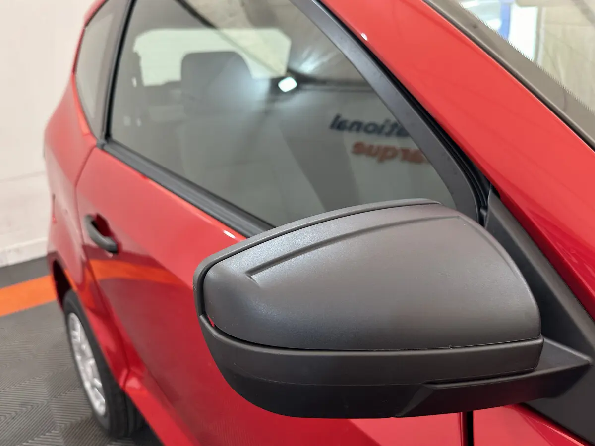 Gros plan sur le rétroviseur extérieur côté conducteur d'une Aixam Ambition E City Pack rouge 2026 électrique.