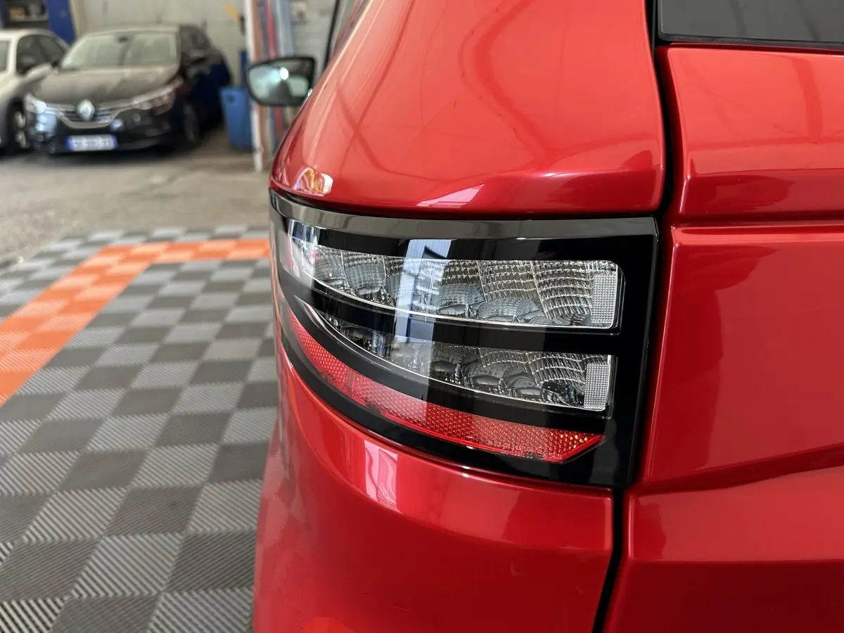 Gros plan sur le feu arrière droit rouge de l'AIXAM AMBITION E CITY PACK 2026, avec finition brillante et détails LED.