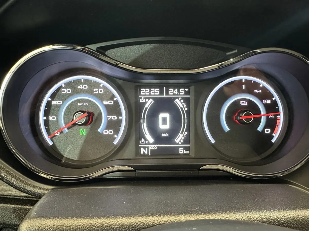 Vue rapprochée du tableau de bord numérique de l'AIXAM AMBITION E CITY PACK 2026, affichant vitesse et autonomie.