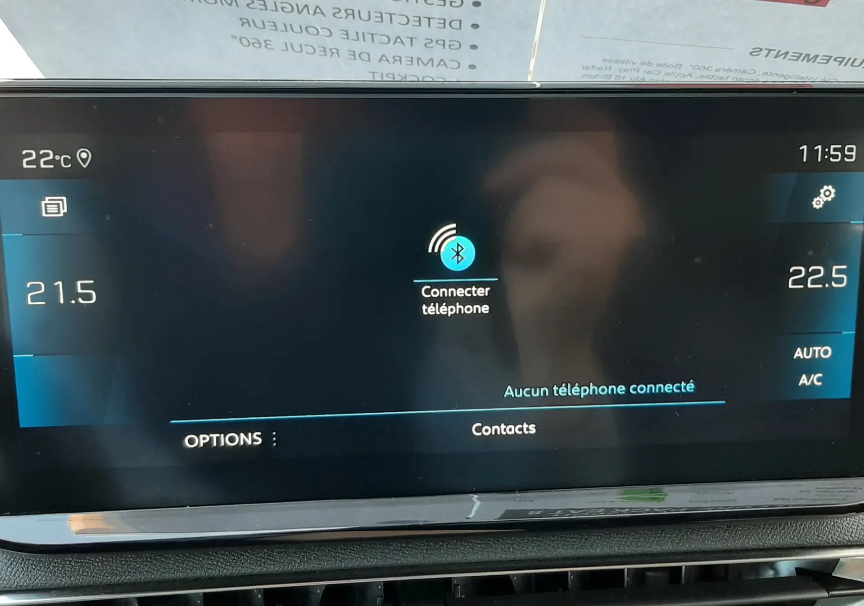 Écran tactile central du Peugeot 3008 2023, affichant la connexion Bluetooth et la climatisation, avec les aérateurs en dessous.