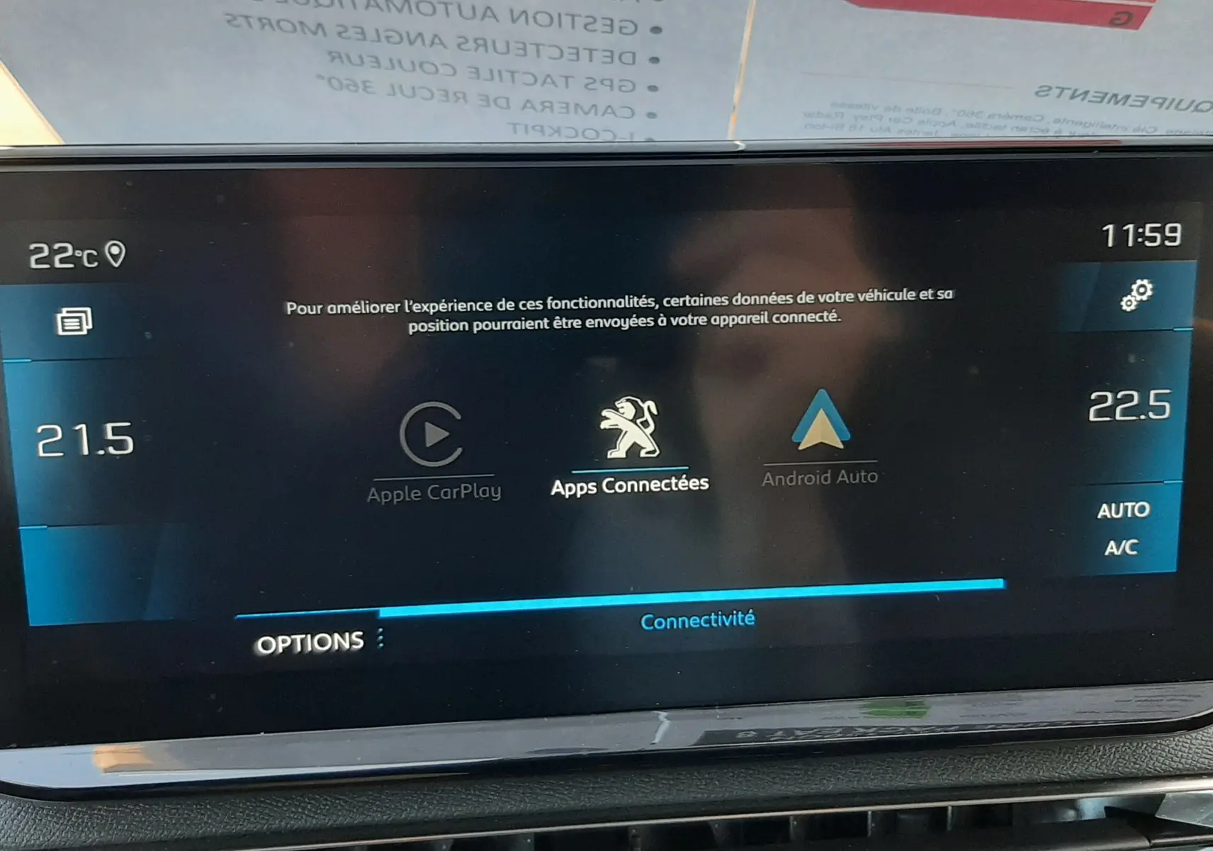 Écran tactile central du Peugeot 3008 2023 montrant les options Apple CarPlay et Android Auto, avec commandes climatisation visibles.