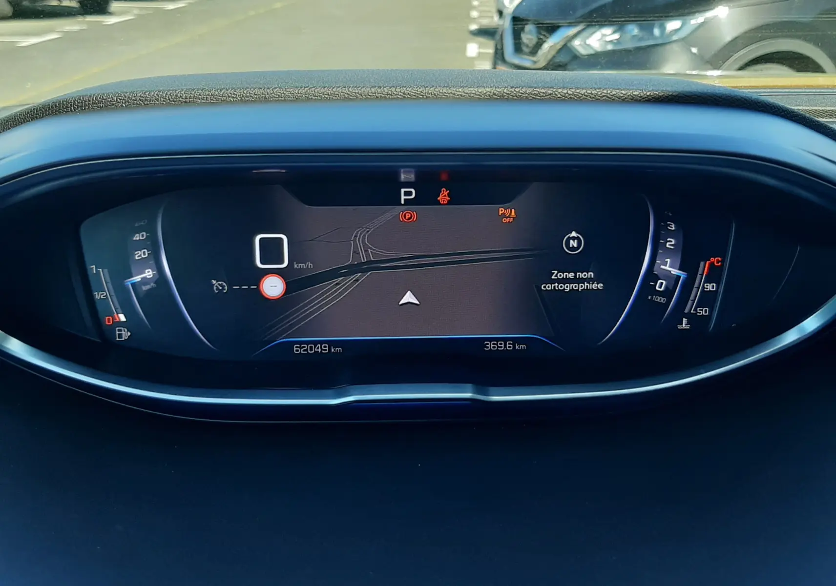 Vue rapprochée du tableau de bord numérique du Peugeot 3008 gris platinium, affichant la vitesse et la navigation.