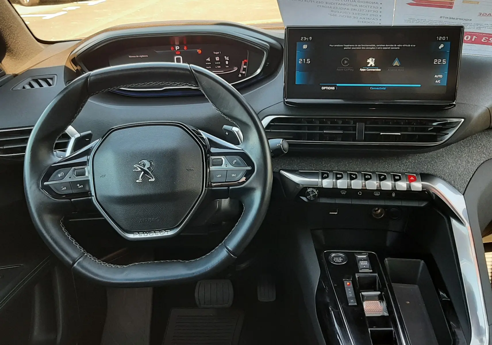 Vue intérieure du Peugeot 3008 2023, tableau de bord et volant en cuir noir avec écran tactile central large.