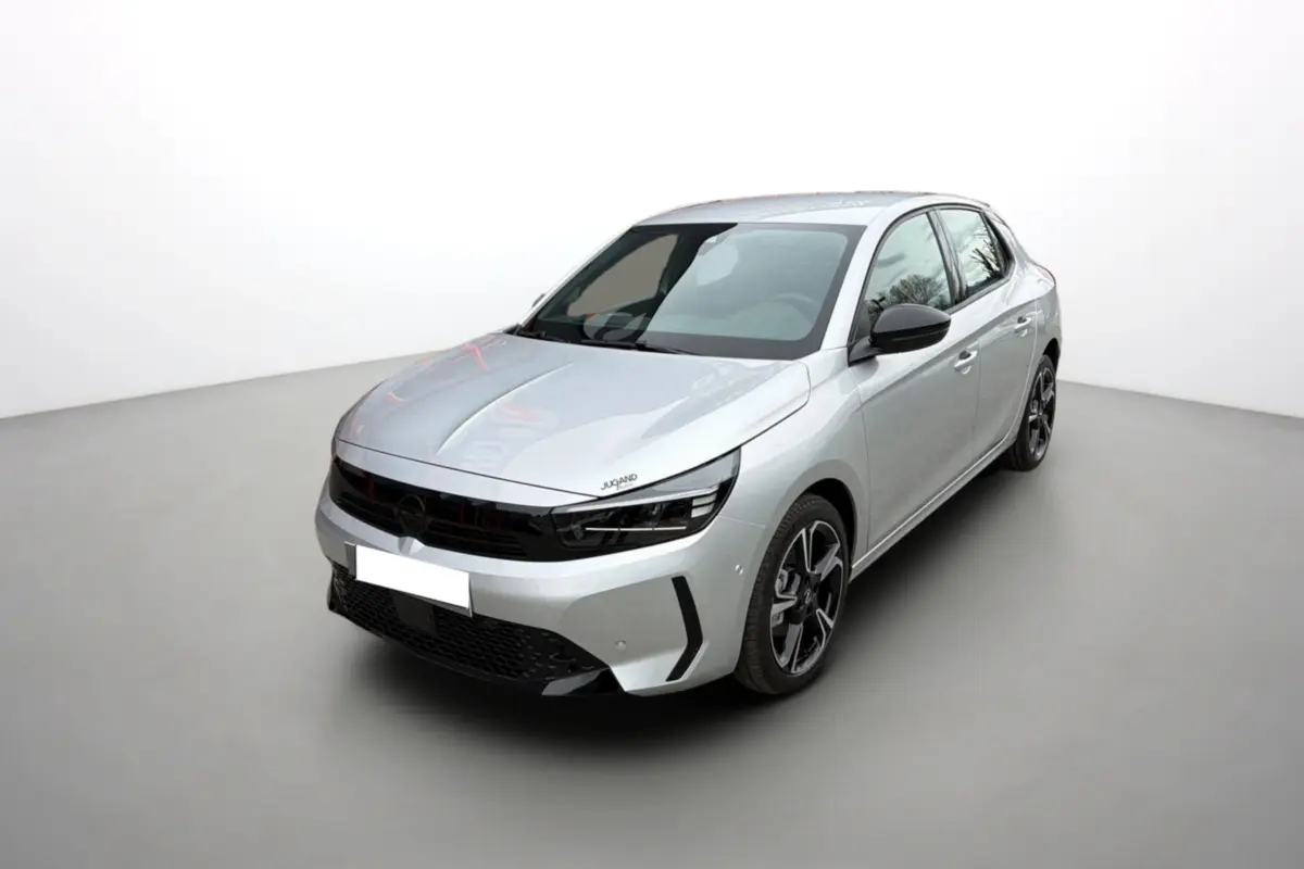 Opel Corsa Hybrid gris kristall vue 3/4 avant droit avec jantes alu noires et calandre noire brillante.