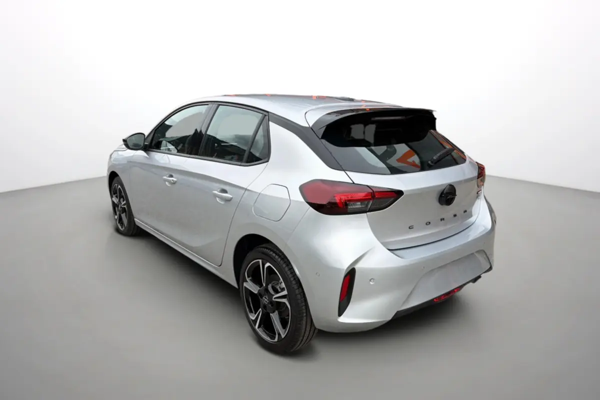 Opel Corsa gris kristall vue 3/4 arrière droit, jantes alu noires, feux arrière LED et toit noir contrasté.