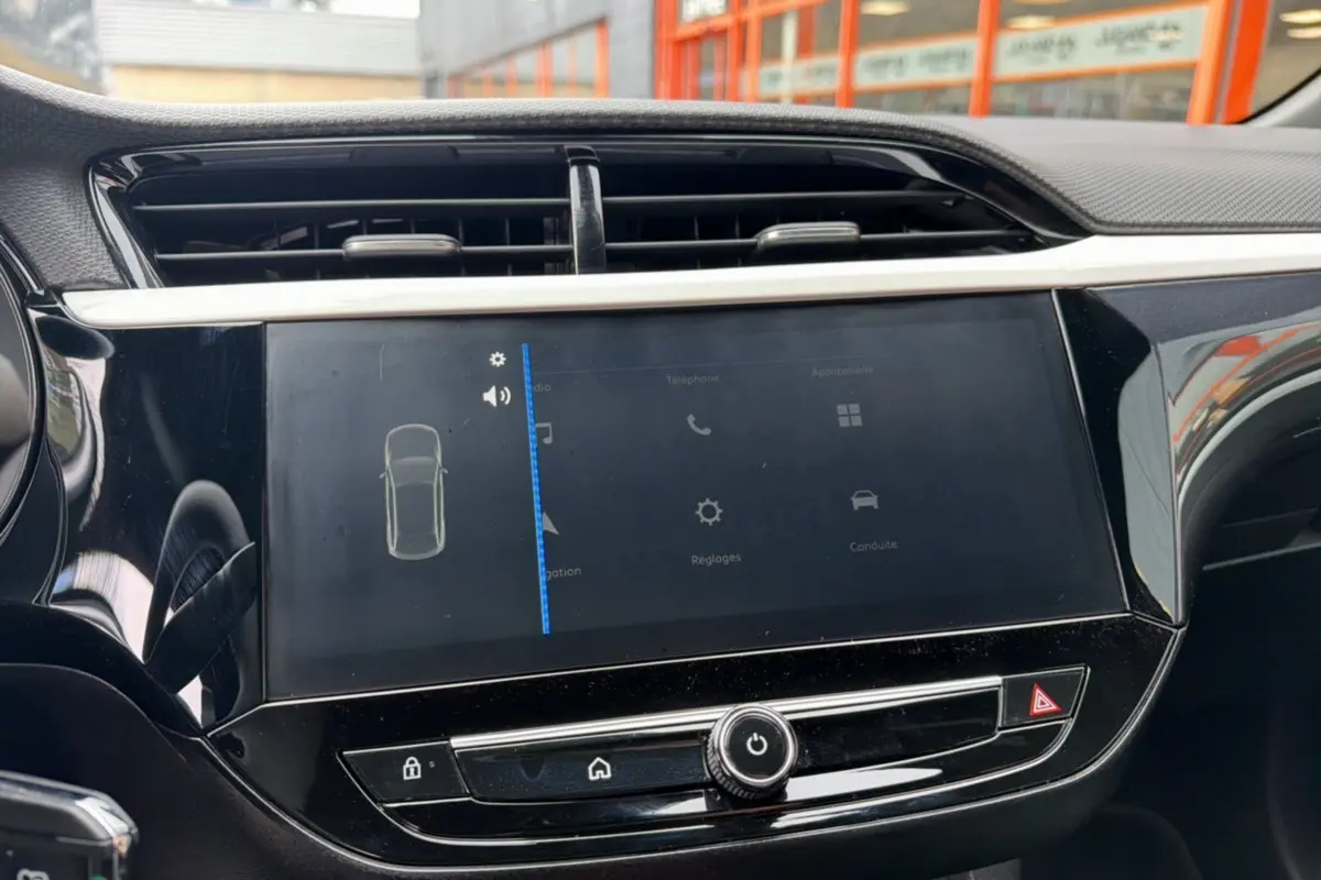 Vue rapprochée de l’écran tactile 10 pouces noir du tableau de bord de l’Opel Corsa Hybrid gris kristall.