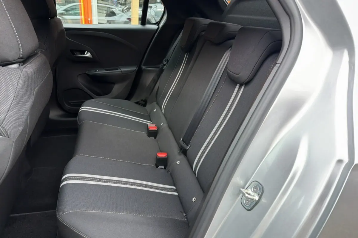Vue côté droit de la banquette arrière grise avec surpiqûres blanches de l’Opel Corsa Hybrid 2026 couleur Gris Kristall.