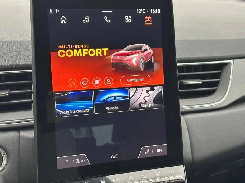 Écran tactile intérieur du Renault Captur 2025 affichant le mode de conduite Confort avec illustration du SUV rouge Flamme/Noir Etoilé.