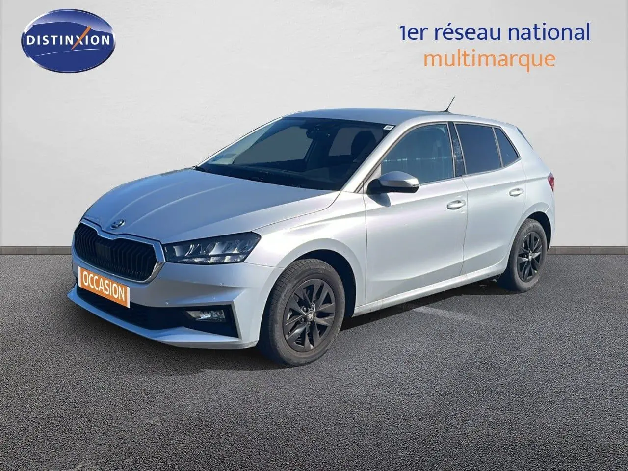 Vue 3/4 avant droite d'une Skoda Fabia 2025 en Reflex Silver Metal avec jantes noires et calandre marquée.