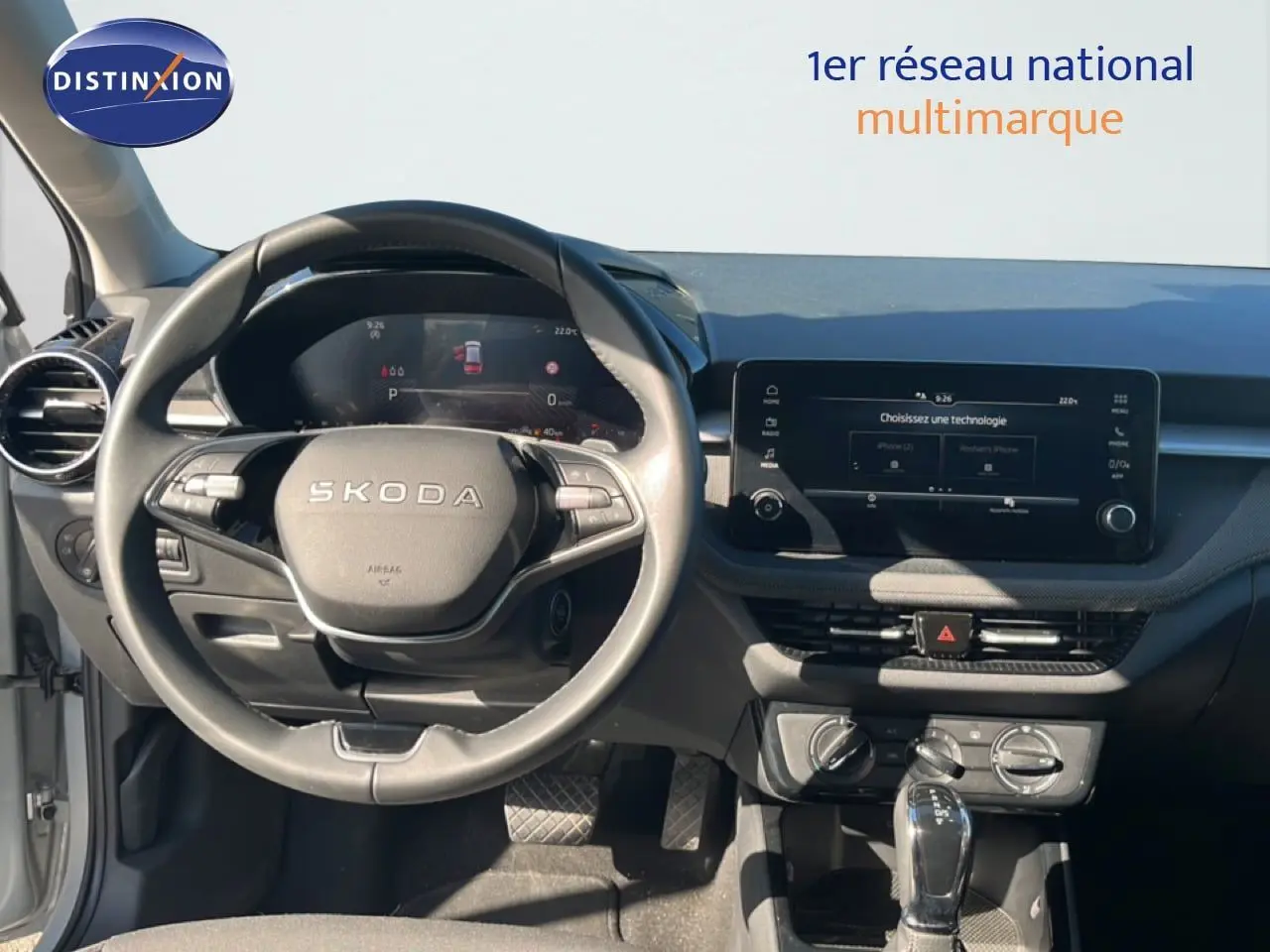 Vue intérieure du tableau de bord de la Skoda Fabia 2025 en Reflex Silver, avec volant multifonction et écran tactile central.