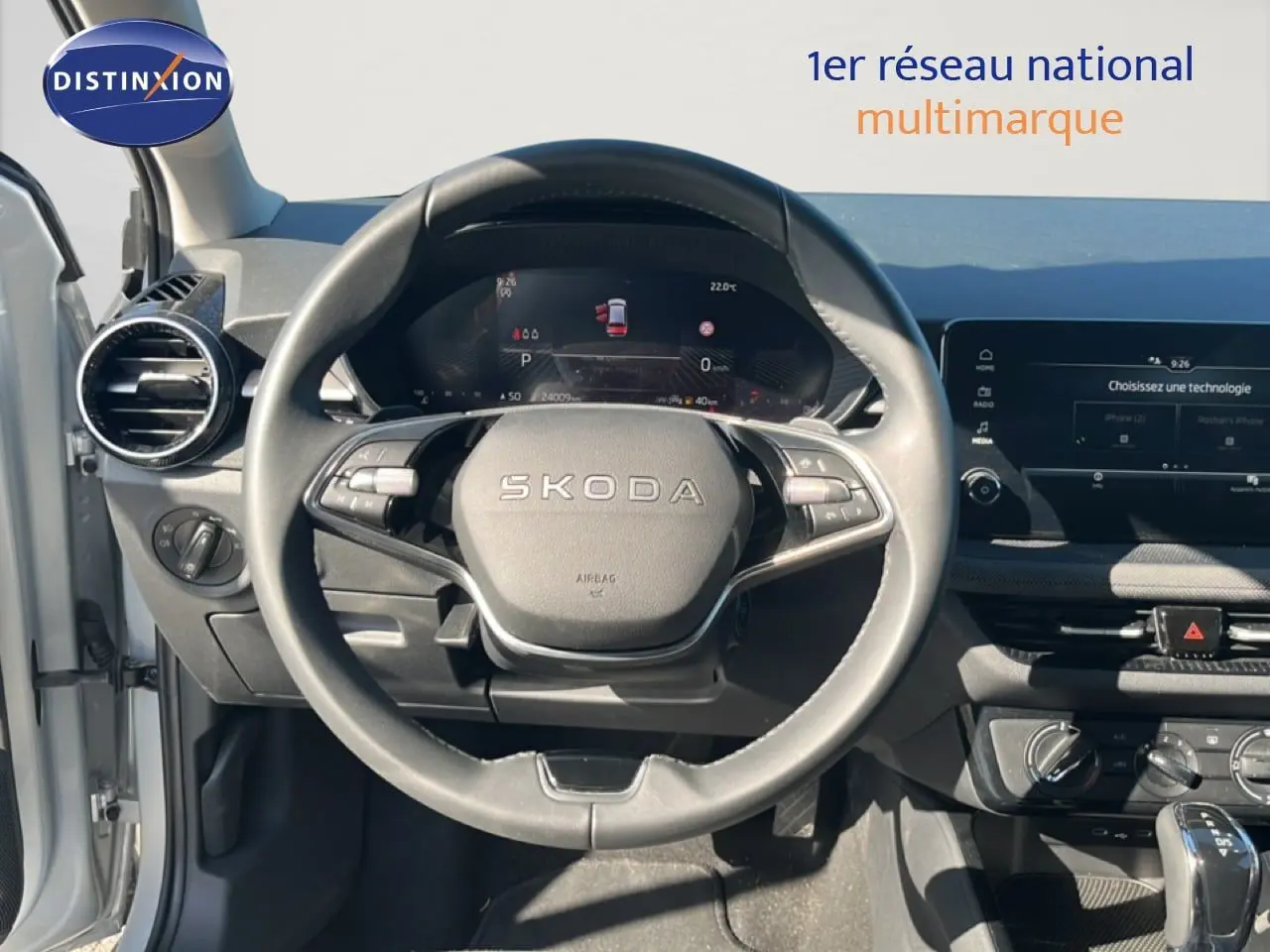 Vue intérieure centrée sur le volant SKODA d'une Fabia 2025 en Reflex Silver Metal avec tableau de bord digital.