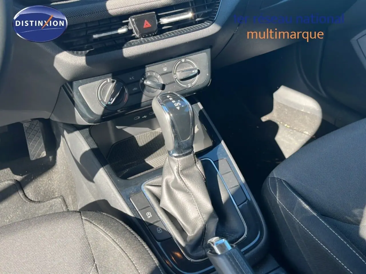Gros plan sur la console centrale de la Skoda Fabia 2025 avec levier de vitesse automatique et commandes de climatisation.