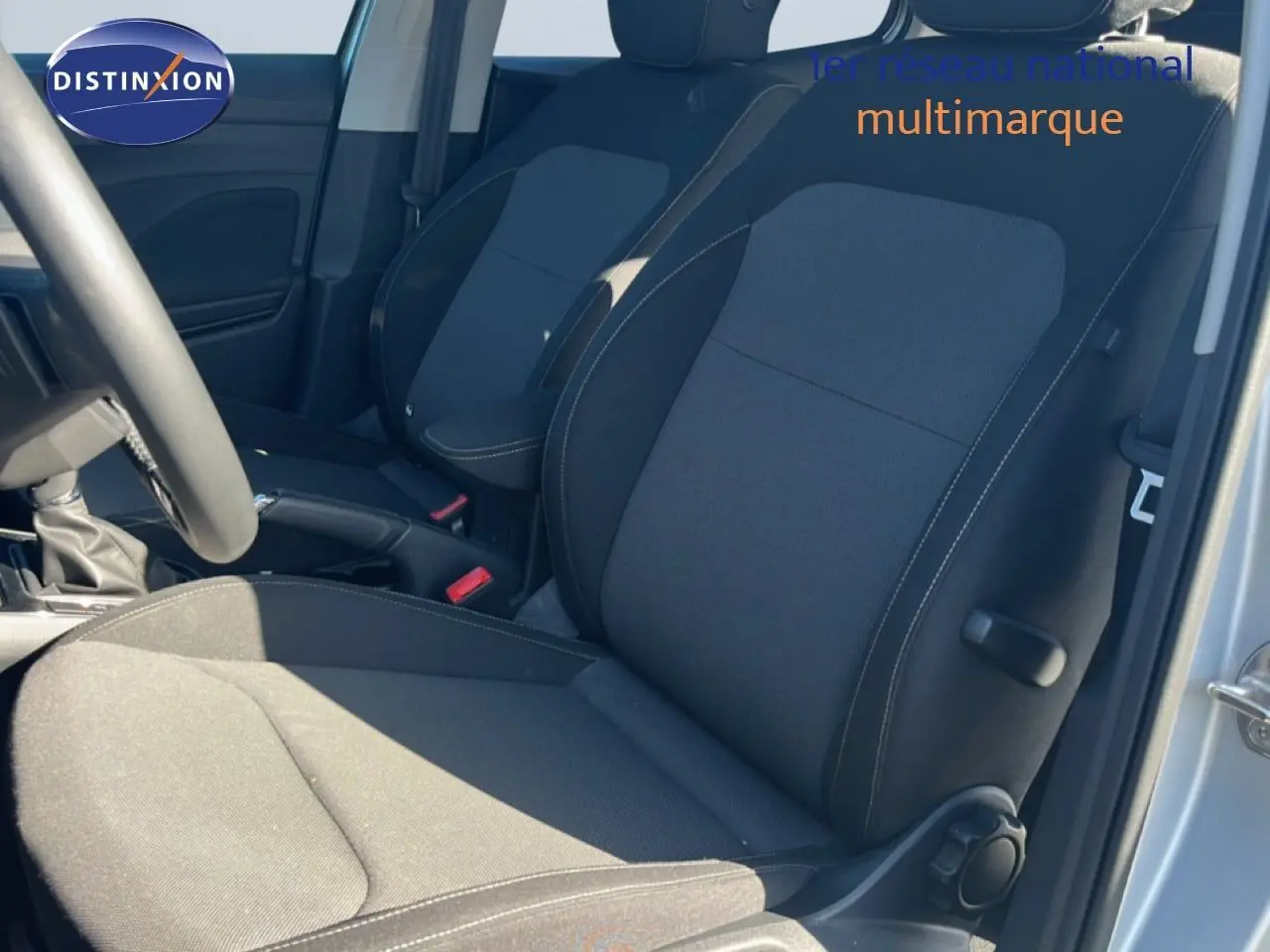 Vue intérieure côté gauche des sièges avant en tissu gris noir d'une Skoda Fabia Reflex Silver 2025.