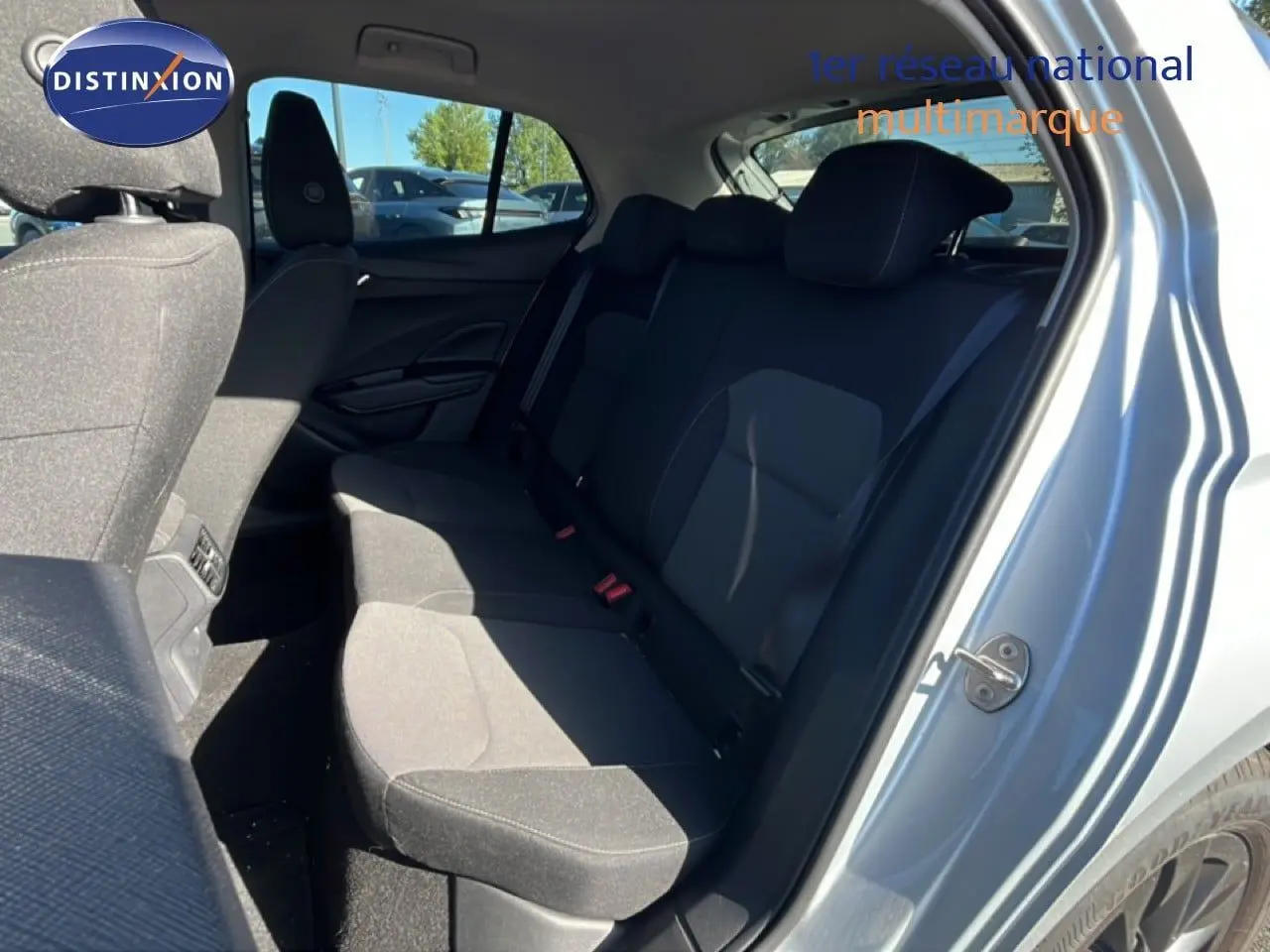 Vue intérieure côté droit sur la banquette arrière en tissu gris noir d'une Skoda Fabia 2025 couleur Reflex Silver Metal.